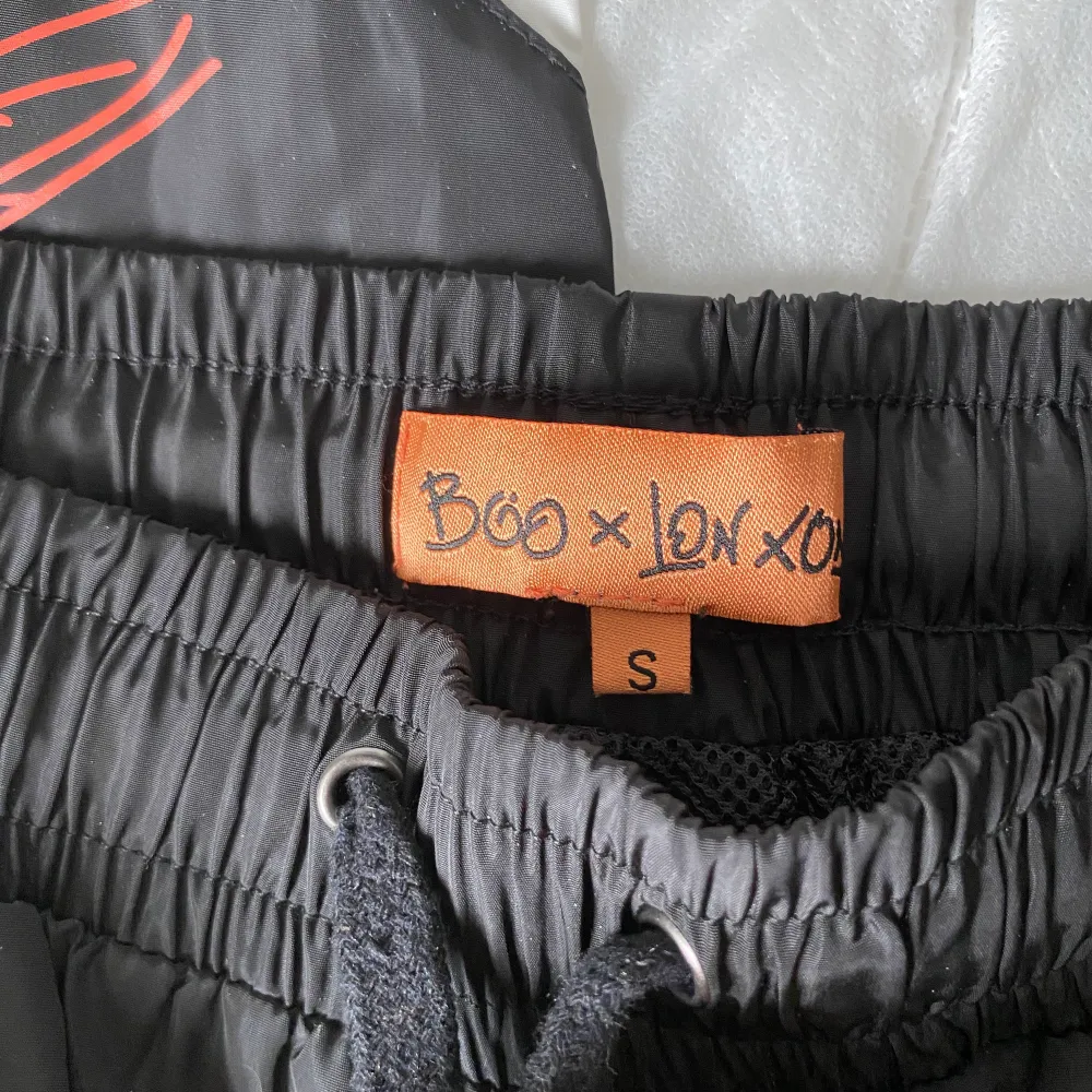 Fina parachute pants som enbart har använts ett fåtal gånger. Pris kan diskuteras vid snabb affär 😊❤️. Jeans & Byxor.
