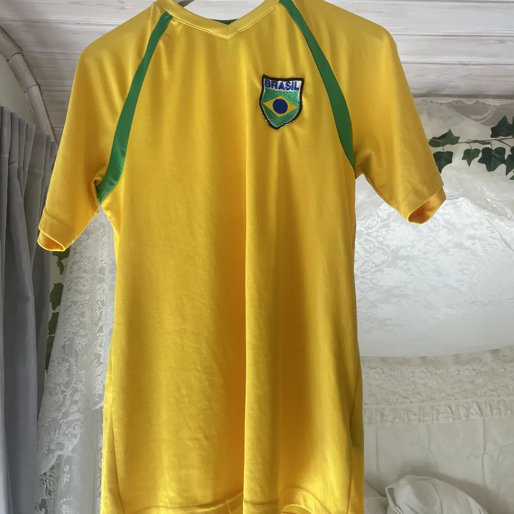 En super fin fotbolls tröja från hm men köpt second hand😇🌸 står ej storlek men skulle säga M. T-shirts.