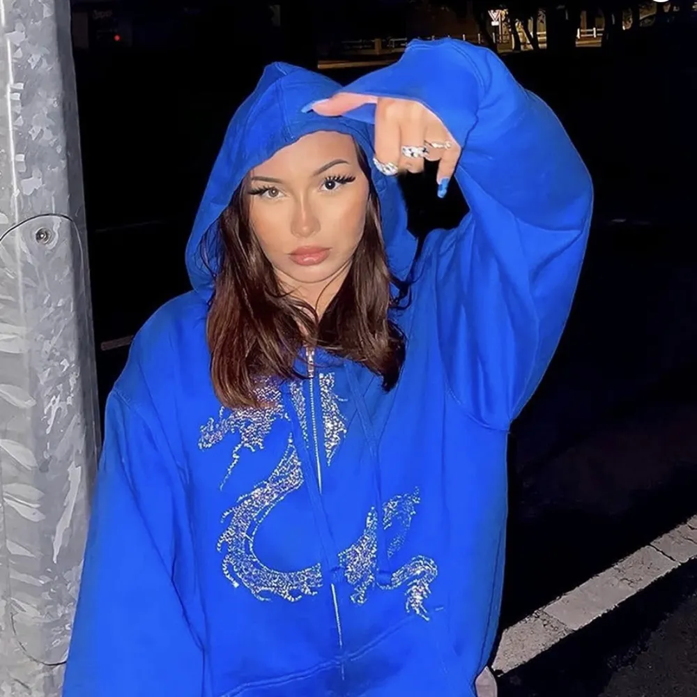 Säljer min skitfeta rhinestone hoodie då jag rensar min gaderob 🕺🏼 Den är i storlek S men är oversized och passar mig som är 174cm lång 🤠 Den är knappt använd som man ser på bild🔥. Hoodies.