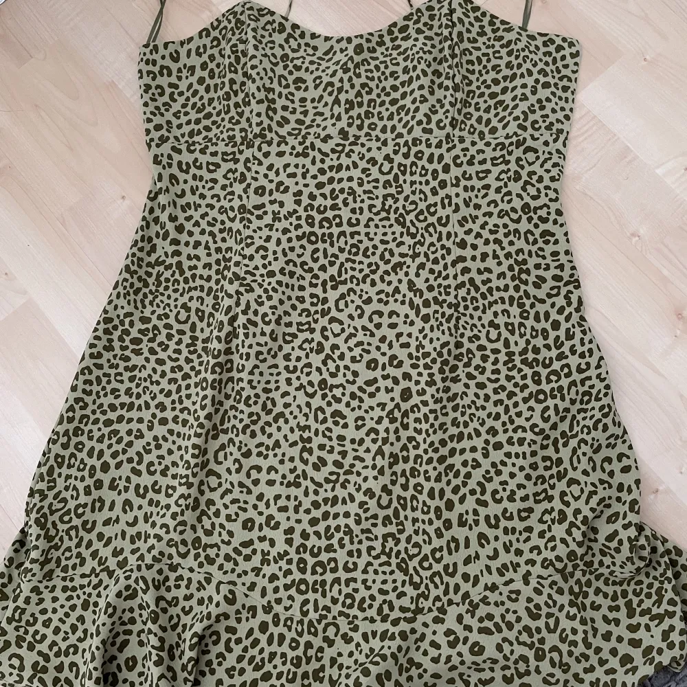 Supersöt aldrig använd grön leopardklänning från zara❤️‍🔥❤️‍🔥❤️‍🔥strl L men sitter som en S/M. Klänningar.