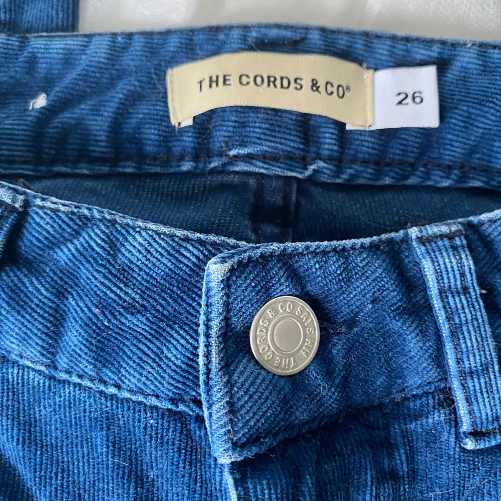 Jättefina bootcut Manchester byxor som endast används ett fåtal gånger. Storlek 26. Pris kan diskuteras vid snabb affär ☺️❤️. Jeans & Byxor.