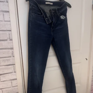 Levis jeans  - Modell 721, high rise skinny strl 26 Knappt använda, mkt bra skick 🫶 Pris går att diskutera 🥰