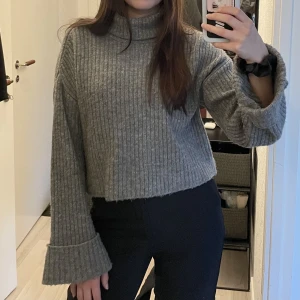 Stickad tröja - Grå stickad tröja från Gina. Strl XS