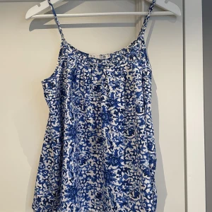 Linne - Ett blå vitt linne från lager 157 i storlek L. Använd ett par gånger. Säljer för 25 kr + frakt. 