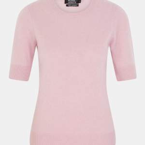 Säljer mina fina t-Shirt i 100% cashmere, köptes i paris för ca 1200kr! Så fin och användbar! Bra skick då den använts sparsamt! Färgen syns bäst på första bilden!