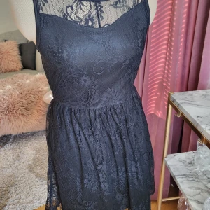 Spetsklänning Gothicana - Spetsklänning köpt på EMP shop, märke Gothicana storlek S. Aldrig använd, endast testad. Rökfritt hem.