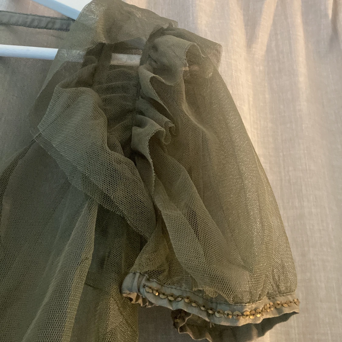 Mesh topp med puffärmar  - 90