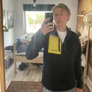 Hilfiger flis - Säljer en Tommy hilfiger flis. Den är lite tjockare än en vanlig hoodie vilket gör den riktigt skön att ha på kalla dagar när det är skit väder. Den är i storlek M och är perfekt för folk som är 175-190cm. Jag är själv 188cm och den sitter bra på mig 