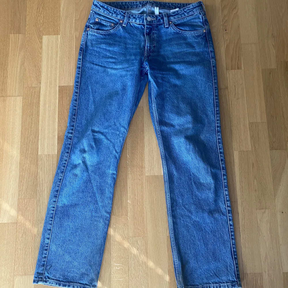 Populära lågmidjade jeans från Weekday! Säljer pga de är för stora, använda ca 10 gånger💘 Nypris 590kr, säljer för 200 men pris kan diskuteras! Använd köp nu💘. Jeans & Byxor.
