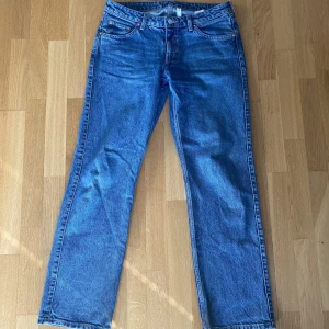Arrow low straight jeans - Populära lågmidjade jeans från Weekday! Säljer pga de är för stora, använda ca 10 gånger💘 Nypris 590kr, säljer för 200 men pris kan diskuteras! Använd köp nu💘