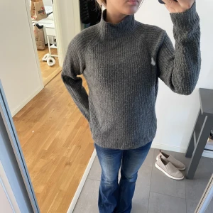 Stickad tröja  - Jätte mysig och skön stickad tröja perfekt nu till hösten💘