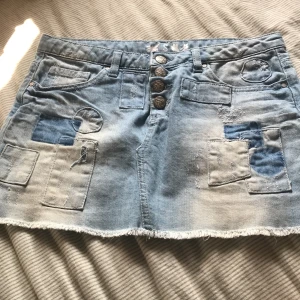 Jeanskjol  - Vintage jeanskjol i bra skick! Har knappt använt den och den är i bra skick. Väldigt coolt patchwork 