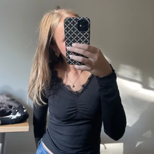 Topp - Supersöt långärmad topp med spetts i stl M. Säljer för 30kr+frakt💓