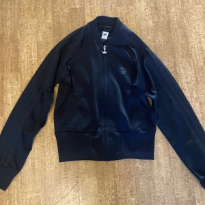 Adidas zipup - Adidas zipup med snygga detaljer😋 Tryck på köp nu🌟🌟🌟