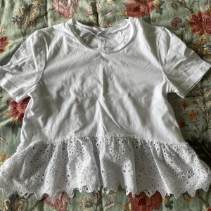 zara topp❤️ - zara topp med volang❤️ använda några få gånger och är i bra skick❤️ köpare står för frakt❤️