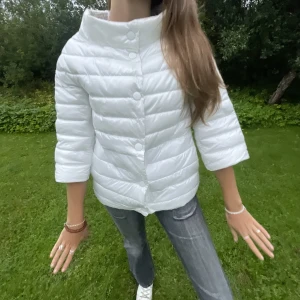 skit snygg trekvartsjacka - säljer min trekvartsärmde jacka som tyvärr säljs för att storleken inte passar mig😔 (kan användas ”ut och in”)💘 