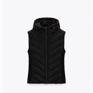 Zara väst - Otroligt fin väst i storlek xs. Säljer den pga att jag har vuxit ur den. Den sitter annars perfekt. De bara att skriva om du vill ha en bild på den. Ordinarie pris 399:-