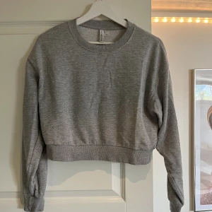 Tröja  - En lite kortare vanlig grå tröja🌼 bra skik 💓