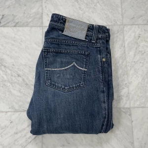 Jacob Cohen jeans 32 - Säljer nu dessa fantastiskt feta Jacob Cohën jeans i storlek 32 | Skick: 9/10 inga skavanker eller tecken på användning | Nypris: 6000 kr | Mitt pris: 1099 kr | Hör av er vid minsta fråga eller fundering :)