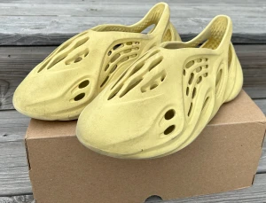 Foam Runner Sulfur - Köpta för 1950kr hos StockX  Skick 7/10 Tar emot bud