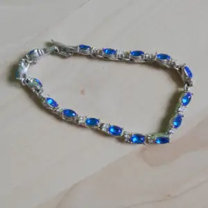 vackert silverarmband med blå juveler