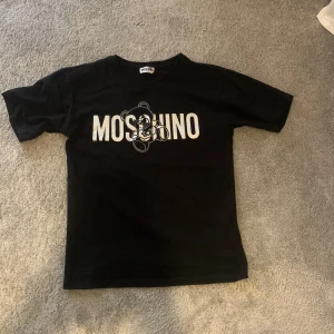 Moschino t shirt - Äkta. Köpt för 1500kr. Xs/S. Skick 10/10. Kom med prisförslag