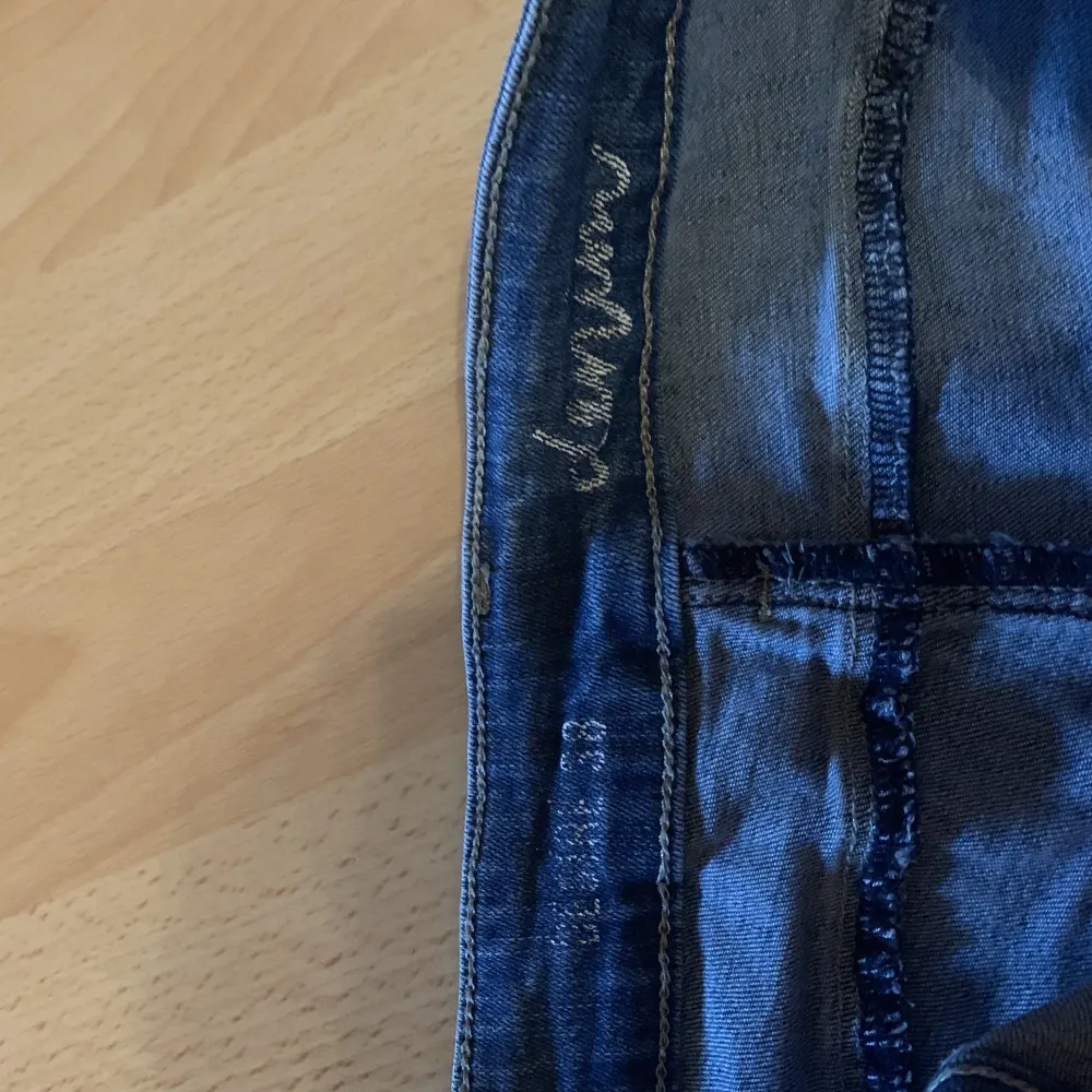 Säljer mina jeans. Använda ca 3 ggr så dom är i nyskick. Längden passar mig (jag är 167 cm). Dom är tajta runt benen. Jeans & Byxor.