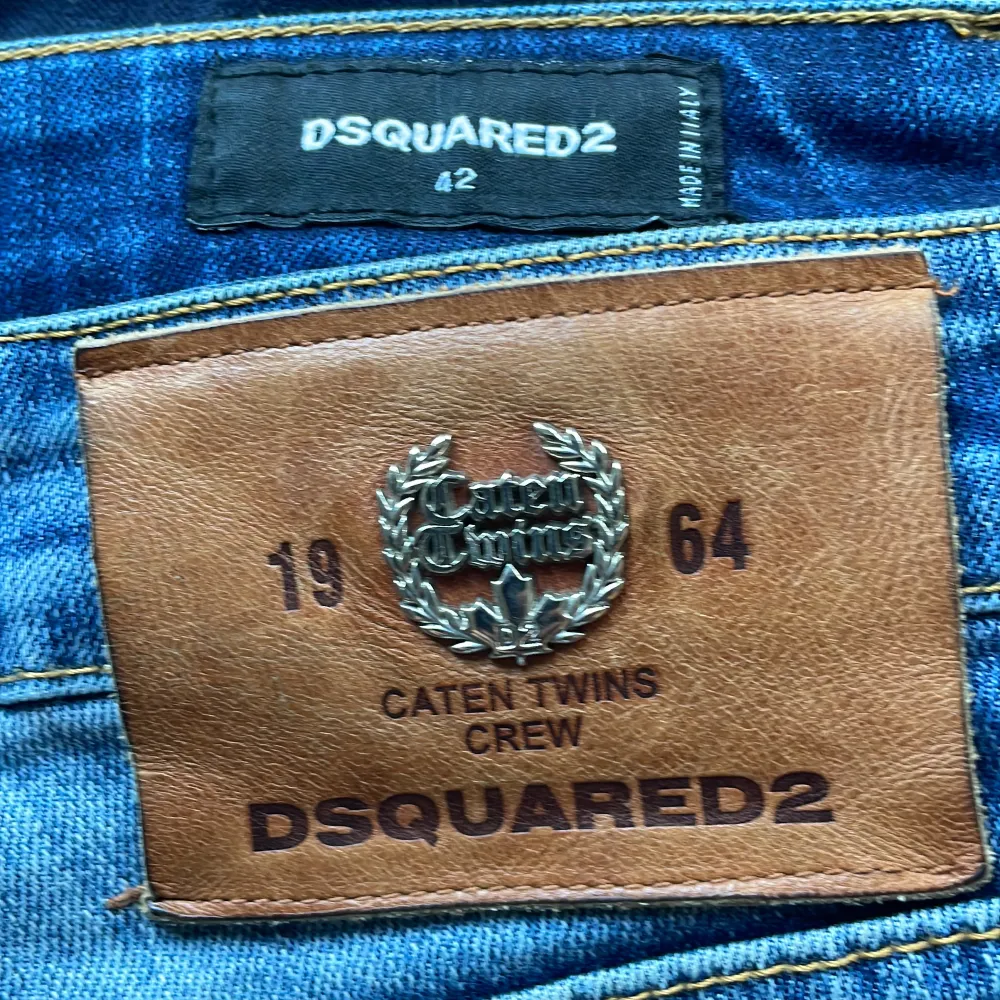 Säljer mina Dsquared2 Jeans som har blivit för små. Det står att byxan är slim men det känns inte. Dom sitter inte så tajt vilket jag tyckte var skönare och mycket snyggare! Mycket bra skick!. Jeans & Byxor.