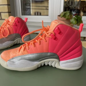 Nike Jordan 12 retro sunset  - Jätte snygga jordans! Original pris: 1500kr, köpta i USA. Knappt använda. Fråga efter fler bilder 💕