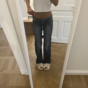 Lågmidjade bootcut jeans - Lågmidjade vintage bootcut jeans. Sjukt snygga men kommer inte till användning. Storlek 28/34 och passar mig som normalt har S. Pris kan diskuteras vid smidig affär!
