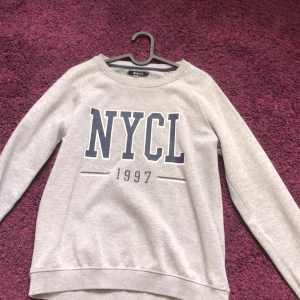 Grå sweatshirt med tryck - Grå, superskön sweatshirt med tryck från Gina! Säljer pga kommer aldrig till användning 🩵❤️