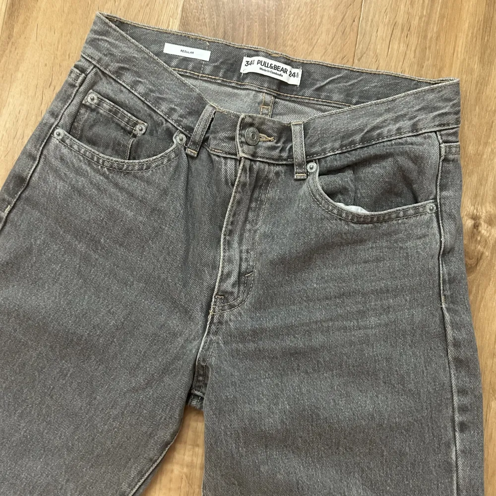 Snygga gråa jeans från pull & bear i storlek 34🤍. Jeans & Byxor.