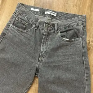 Snygga gråa jeans från pull & bear i storlek 34🤍