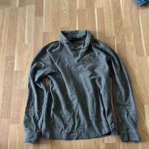 Lång ärmad pike - Tja säljer min lång ärmad boss pike då ja ej har användning för den för den är lite sto(passar L/XL) Möts upp Stockholm 