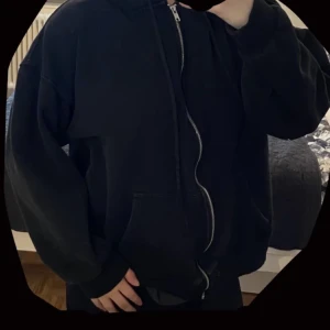 Svart kofta - Svart kofta från brandy Melville, sitter väldigt Oversize och endast använd fåtal gånger.