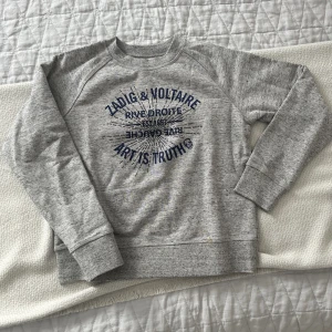 Zadig tröja - Superskön och snygg grå sweatshirt från Zadig&Voltaire! Säljer eftersom den är för liten (jag är vanligtvis S-M), nypris 1140 kr