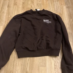 Fin tröja  - Jättefin med en liten text där de står nasa 