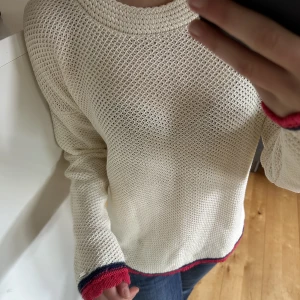 Tommy Hilfiger tröja - Vit tröja från Tommy Hilfiger i stl M. Mycket bra skick! 