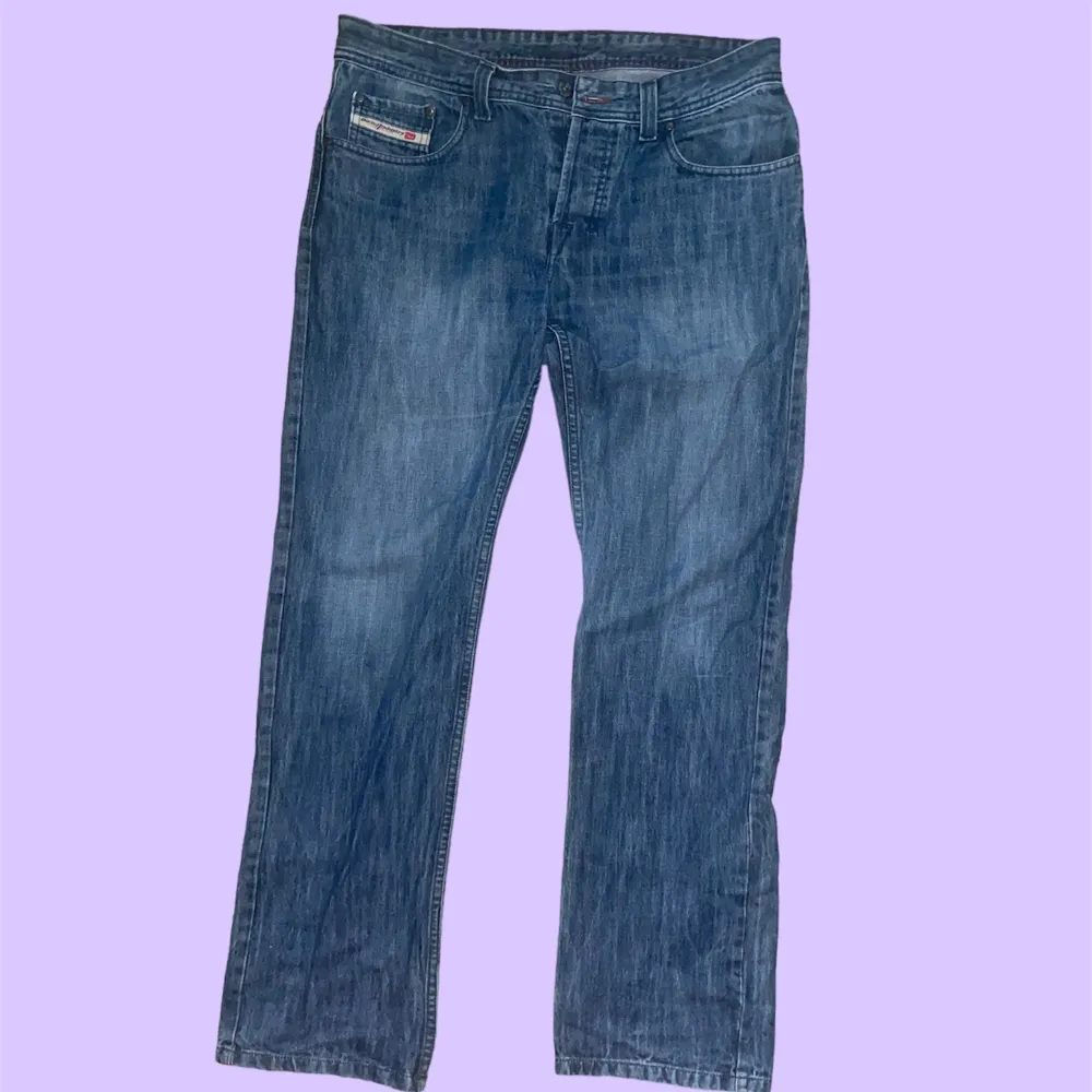 diesel jeans med coola fickor som jag köpte secondhand i somras🌞De passar tyvärr inte på mig då dom va lite för korta och väljer därför att sälja vidare! kontakta mig för intresse eller frågor, tar endast emot swish💸. Jeans & Byxor.