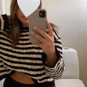 Stickad tröja  - Säljer denna randiga stickade tröjan från stradivarius i storlek xs passar S med!