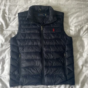 Ralph lauren väst  - Riktigt bra skick knappt använd storlek s , färg mörkblå hör av dig om du är intresserad 