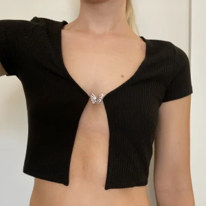 Topp - Supersöt topp med spänne 