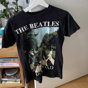 Snygg t-shirt med tryck 🎸 - Supersnygg the Beatles T-shirt med tryck på ryggen och framsidan. Köpare står för fraktkostnad 🤗