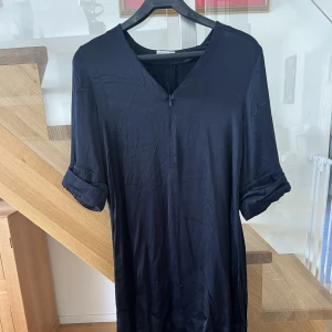 Satinklänning från arket - En jättefin marinblå klänning från Arket!