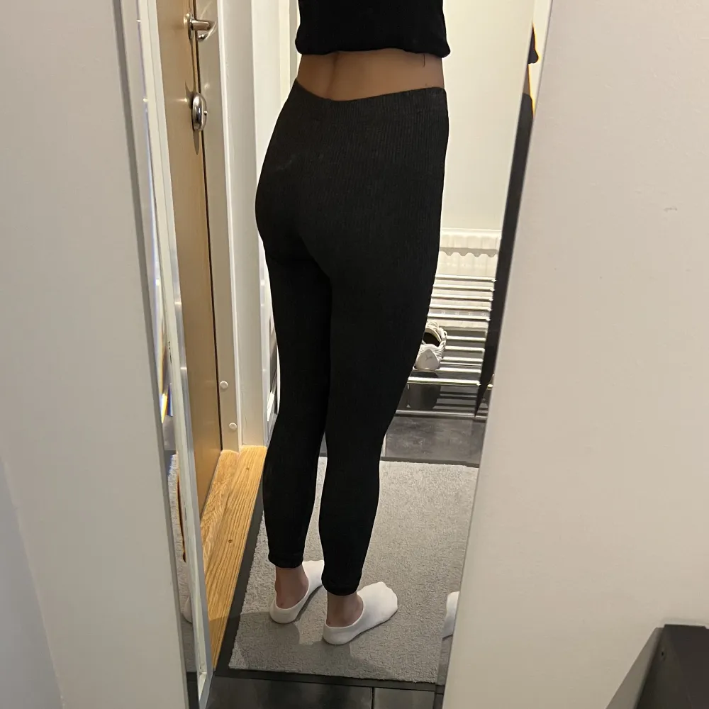 Ribbade mörkgrå leggings från H&M i strl 38. Använda en gång. . Jeans & Byxor.