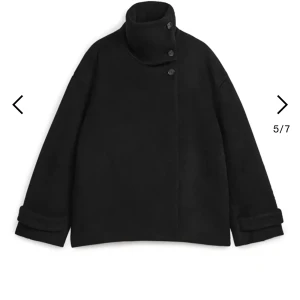 Arket kappa  - Funderar på att sälja min arket kappa. Nypris 2290. Skriv för fler bilder eller frågor 💕💖 