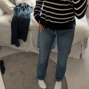 Zara jeans  - Säljer dessa fina mid Waist jeans från zara i storlek 36. Jag är 173 och dem sitter bra på mig, hör av er om ni undrar något 💕