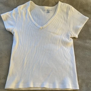 Söt topp - Super söt brandy Melville topp som köptes förra året, använt fåtal gånger och säljer då den inte kommit till användning, frakt tillkommer 💕