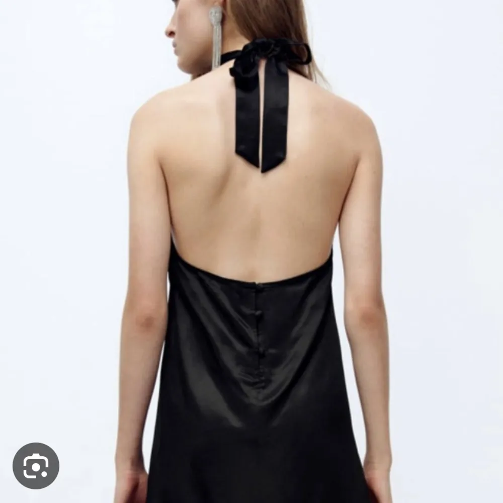 Superfin klänning från zara, använd max två gånger! 100 kr + frakt🫶🏼. Klänningar.