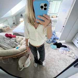 Stickad t-shirt - Söt tröja!! Knappast använd, bra skick!!